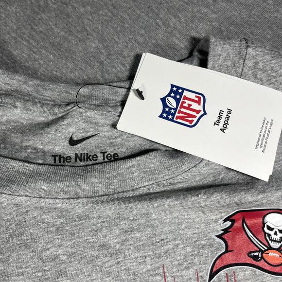 NWT NFL Nike Tampa Bay Buccaneers Men’s Large T-Shirt The Nike Tee Sports Gray - Picture 4 of 7